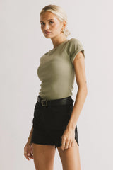 Kammie Ribbed Basic Tee in Sage